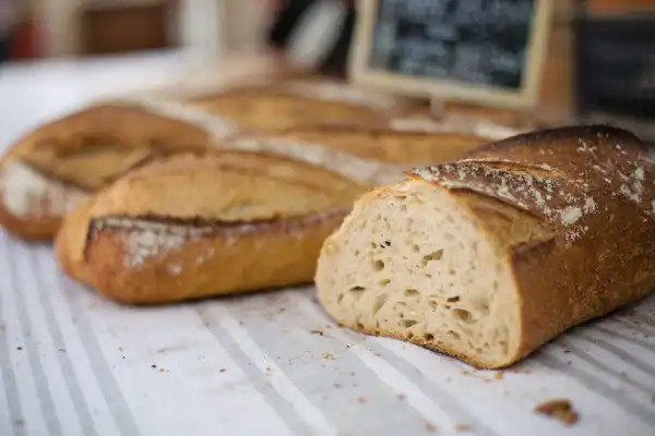 perbedaan roti gandum dengan roti biasa